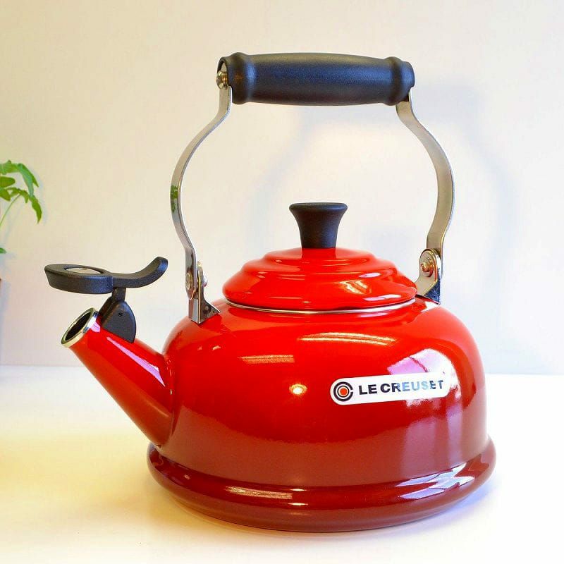 【送料無料】LeCreusetルクルーゼクラシック笛吹きヤカンチェリーLeCreuset1.7-Qt.EnamelonSteelClassicWhistlingTeakettleCherryQ3101-67