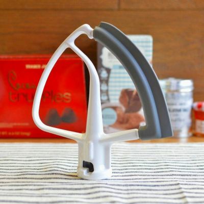 キッチンエイド スタンドミキサー用 スパチュラ付ビーター 4.5／5クォート チルトヘッドタイプ 食洗機対応 パーツ 部品 KSM150に適合 KitchenAid 5-Qt. Scraper Bowl Attachment Beater KFE5T