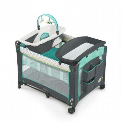 折りたたみ プレイヤード バシネット マットレス サイドポケット おもちゃ 子供 赤ちゃん Ingenuity Smart and Simple Packable Portable Playard with Changing Table - Moreland