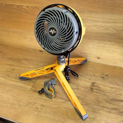 エアサーキュレーター ファン 扇風機 ヘビーデューティー 直径19cm 三脚 クリップ 防塵 高耐久 ボルネード 作業現場 Vornado EXO5 Heavy-Duty Shop Air Circulator Fan with High-Impact Housing, Collapsible Tripo