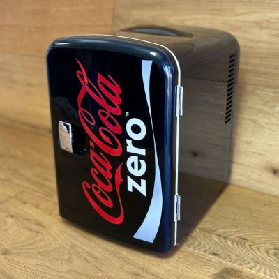 コカコーラゼロミニ温冷庫保冷保温6缶4L車載可Coca-ColaCZ04ZeroAC/DCElectricCooler-4.2Quarts(4L)Capacity,ThermoelectricCompactMiniFridgewithSelf-LockingDoorHandle,HoldsUpto6Cans,Black/Red家電