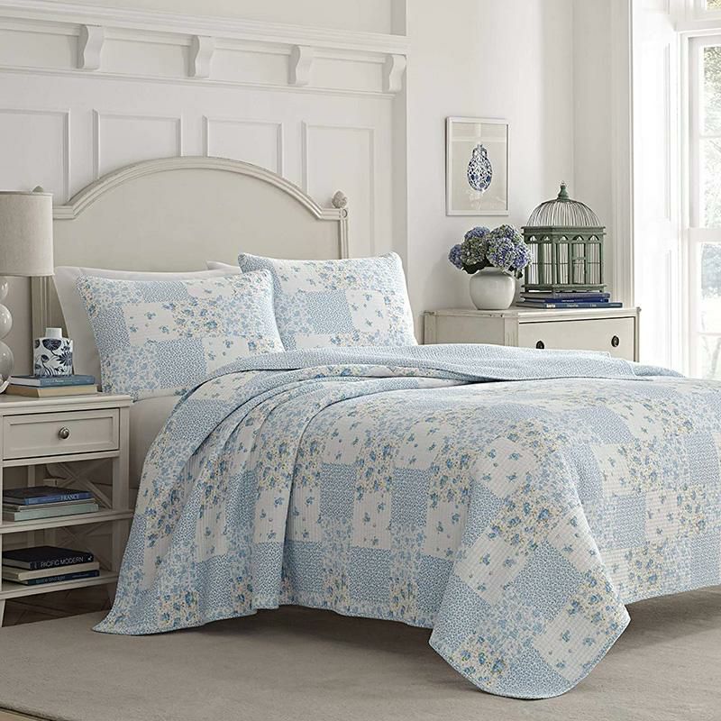 ローラアシュレイリバーシブルキルト枕カバーセット花柄ブルーパッチワークLauraAshleyHome|KennaCollection|LuxuryPremiumUltraSoftQuiltCoverlet,Comfortable3PieceBeddingSet,AllSeasonStylishBedspread,Full/Queen,Cornflower