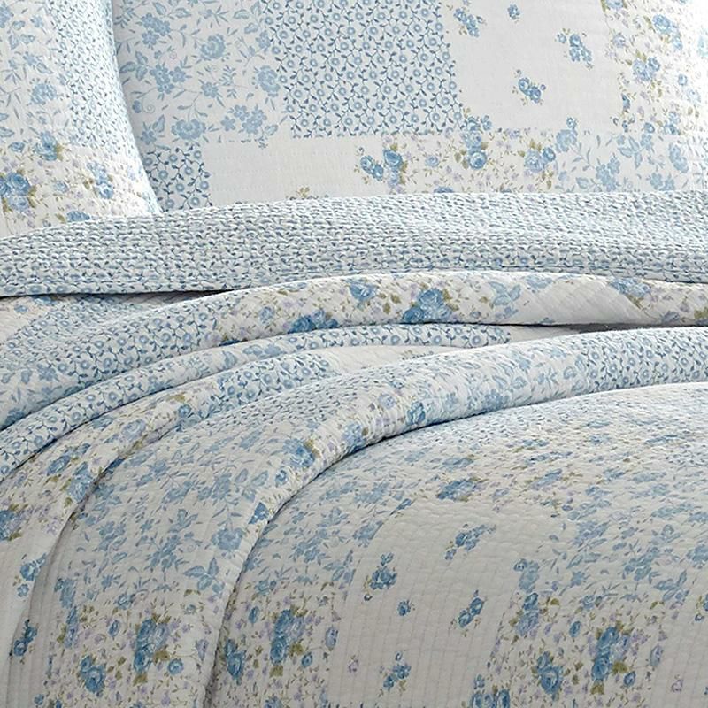 ローラアシュレイリバーシブルキルト枕カバーセット花柄ブルーパッチワークLauraAshleyHome|KennaCollection|LuxuryPremiumUltraSoftQuiltCoverlet,Comfortable3PieceBeddingSet,AllSeasonStylishBedspread,Full/Queen,Cornflower