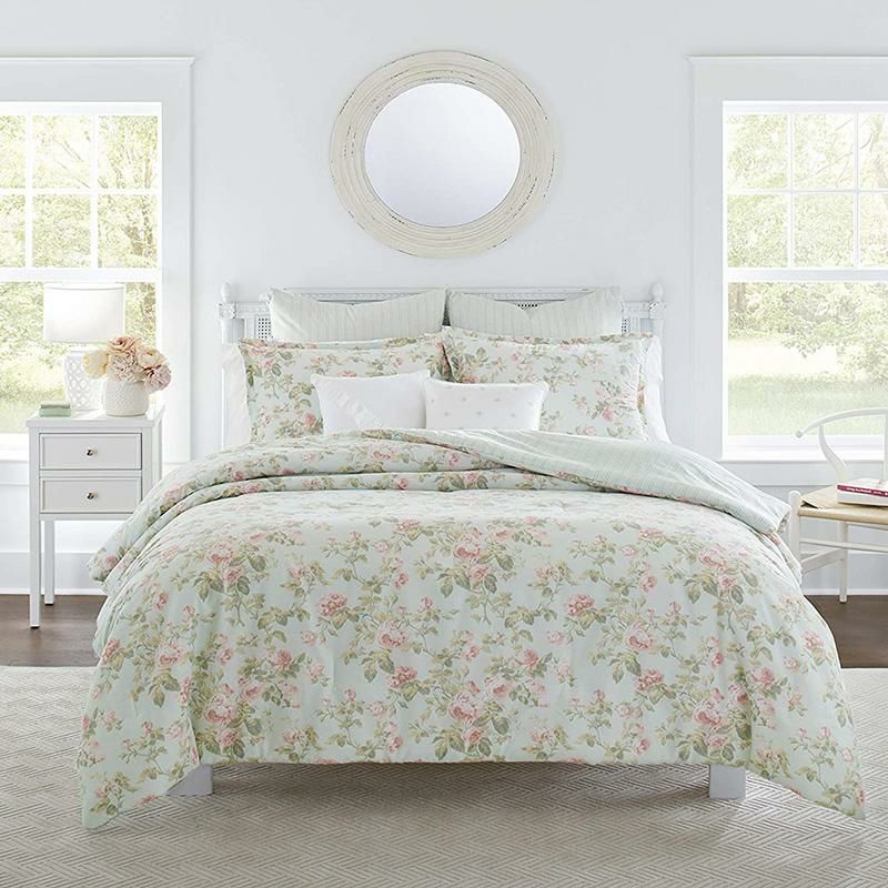 ローラアシュレイリバーシブルキルト枕カバーセット花柄バラ薄緑グリーンLauraAshleyHome|MadelynnCollection|LuxuryUltraSoftComforter,AllSeasonPremium7PieceBeddingSet,StylishDelicateDesignforHomeD?cor,Full/Queen,DuckEgg