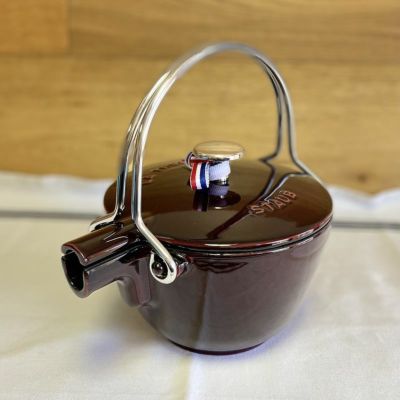 ストウブ ティーポット ケトル 950ml ホーロー フランス グレナデン ダークレッド Staub Round Cast Iron 1-Quart  Teapot/Kettle in Grenadine | アルファエスパス