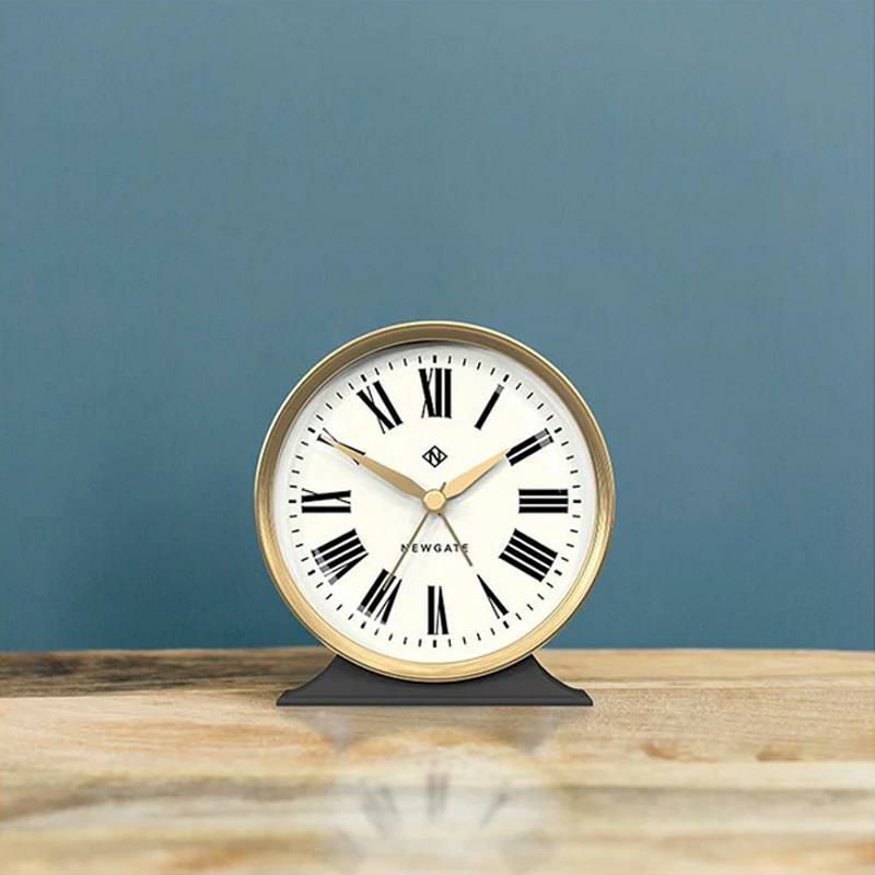 ニューゲート置き時計丸ブラスゴールドレトロNewgateTheHotelHOTE455BGYRomanNumeralAlarmClock|Silent'NoTick'|DarkGrey&BrassEffectBezel