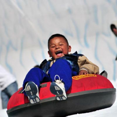 【雪遊びに】人気の子供用 スノーチューブ ソリ 雪 ゴムでできたドーナツ型のそり TUBE PRO Hard Bottom Snow Tube cover & Rubber Inner Tube with Heavy Duty Handles