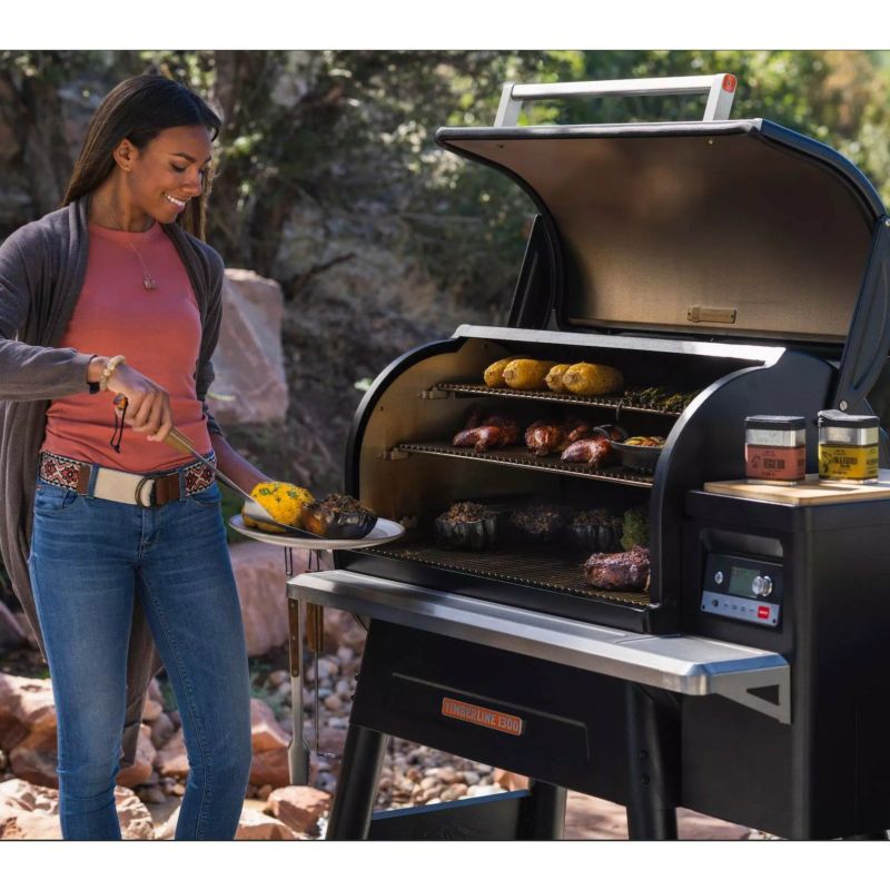 ペレットグリル燻製機トレガーティンバーライン1300デジタルスモーカーキャスター付TRAEGERTIMBERLINE1300PelletGrillandSmokerinBlack家電【代引不可】