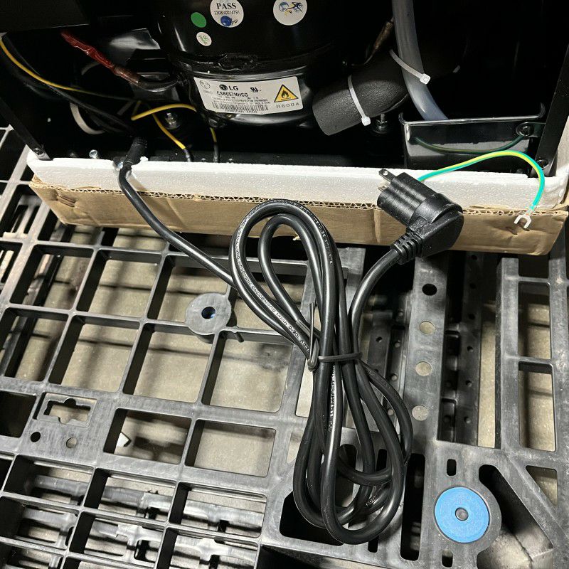 ビルトイン冷蔵庫アンダーカウンター最大80缶カウンター下ガラスドアブラック幅38cmEdgeStarCBR902SG15InchWide80CanBuilt-InBeverageCoolerwithBlueLEDLighting【代引不可】家電